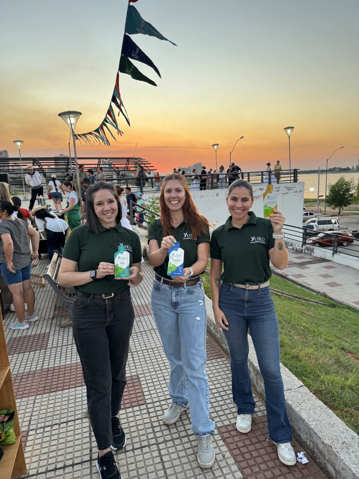 Equipo YUKO en un evento al atardecer